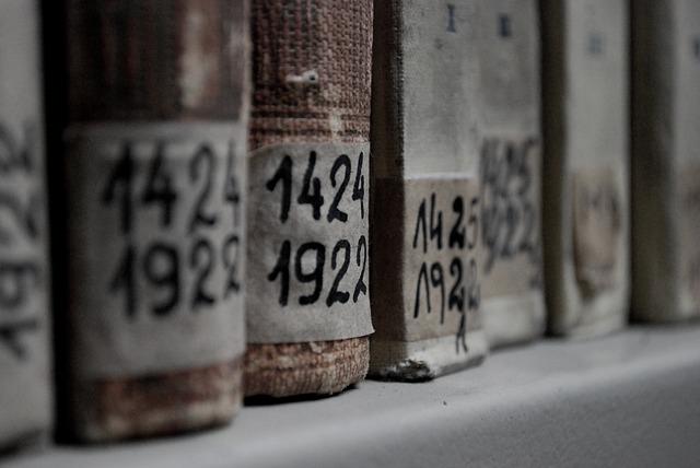 Vanhoja kirjoja hyllyssä. Kuvan lähden Pixabay.
