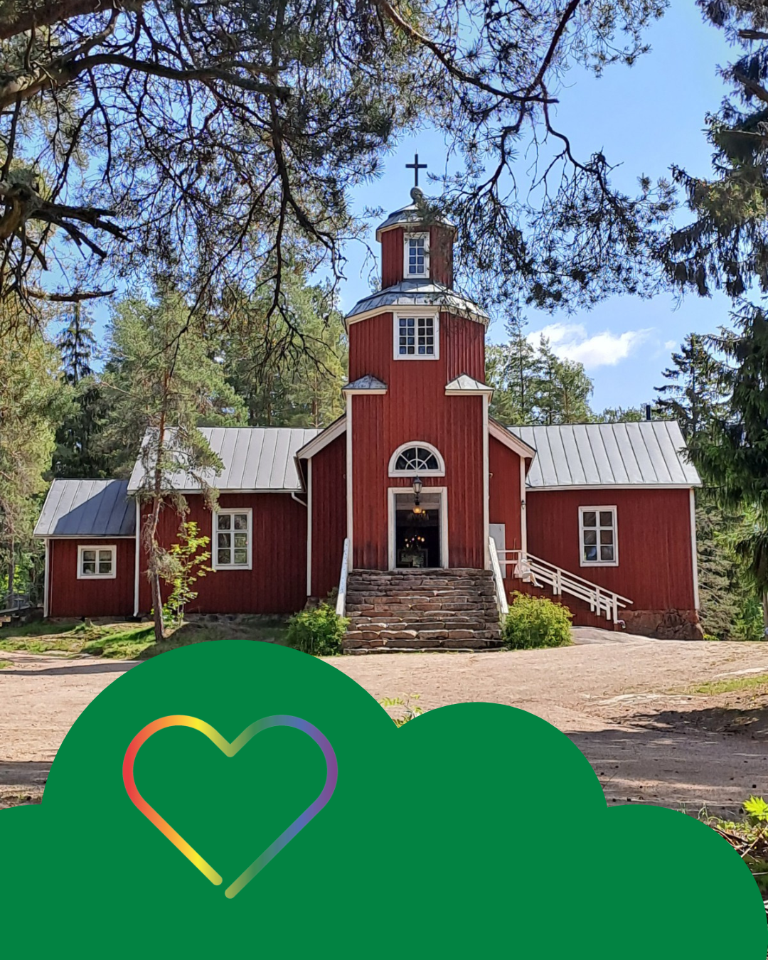 Haapajärven kirkko kesäisessä maisemassa. Kuvassa myös sateenkaarenvärinen sydän.