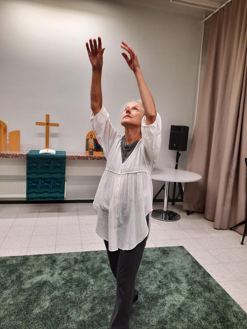 Riitta Aromäki tanssii meditatiivista tanssia Ellenissä.