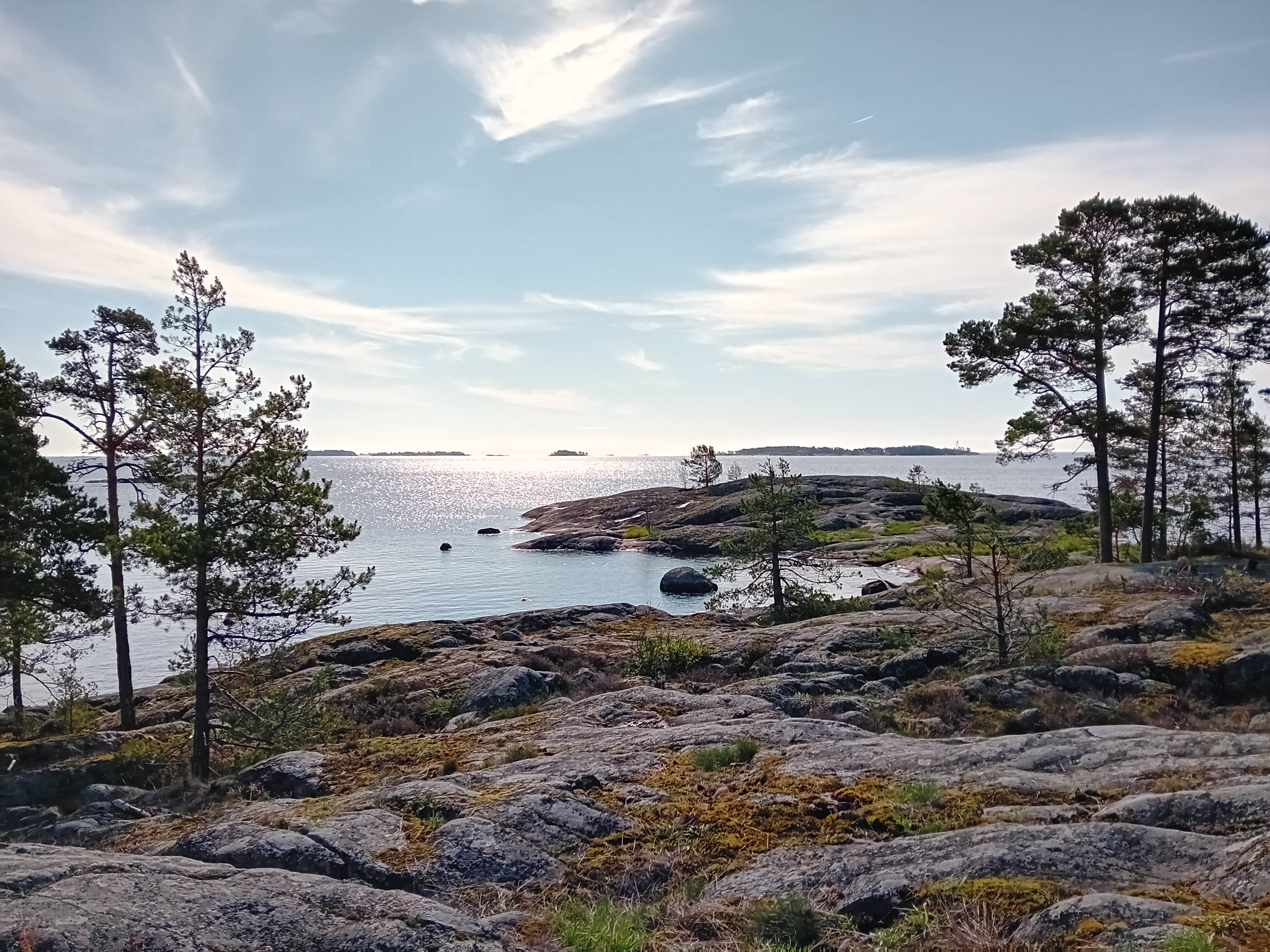 Räfsön saaren rantakallioita