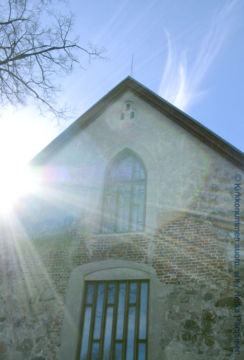 Kuva kirkon itäpäädyn ikkunoista alhaalta otettuna.