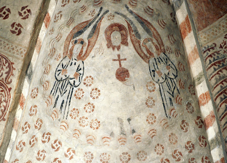 Kirkon kuorissa oli alunperin maalauksia, jotka muistuttivat tyyliltään kuvassa olevia Siuntion kirkon maalauksia.