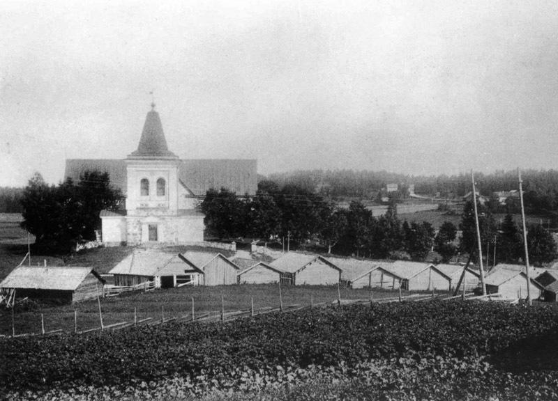 Kuva kirkosta ja kirkkotalleista 1900-luvun alussa. Kuvan lähde: Museovirasto.