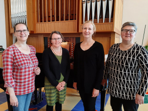 Kanttorit Pia Innala, Johanna Salmela, Mari Sirén ja seurakuntamuusikko Maria Laakso