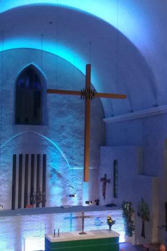 Ristejä siniseksi valaistussa Kirkkonummen kirkossa.