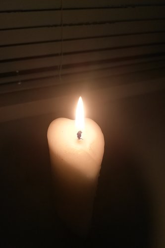 Pieni kynttilä pimeydessä