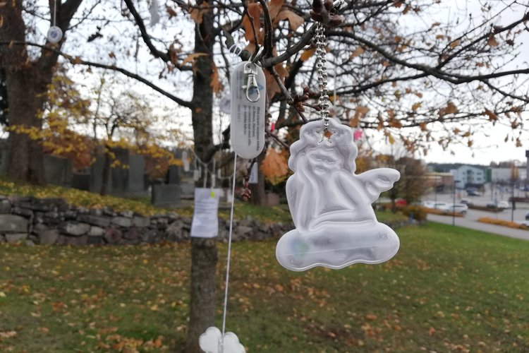 Puu, jossa roikkuu heijastimia.