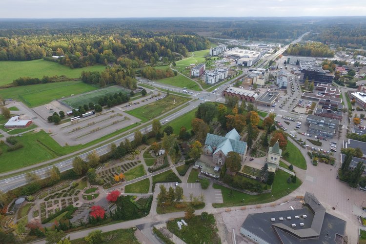 Kirkkonummen Pyhän Mikaelin kirkko on keskellä kylää. Ilmakuva.