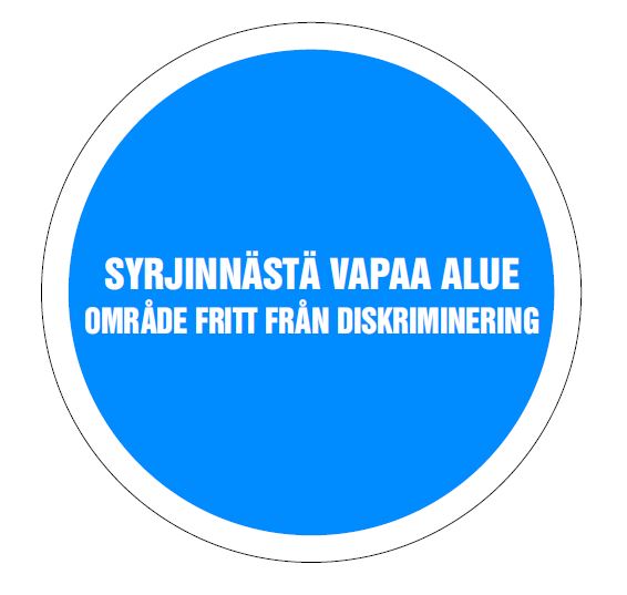Kyltti, jossa teksti: Syrjinnästä vapaa alue - Område fritt från diskriminering.