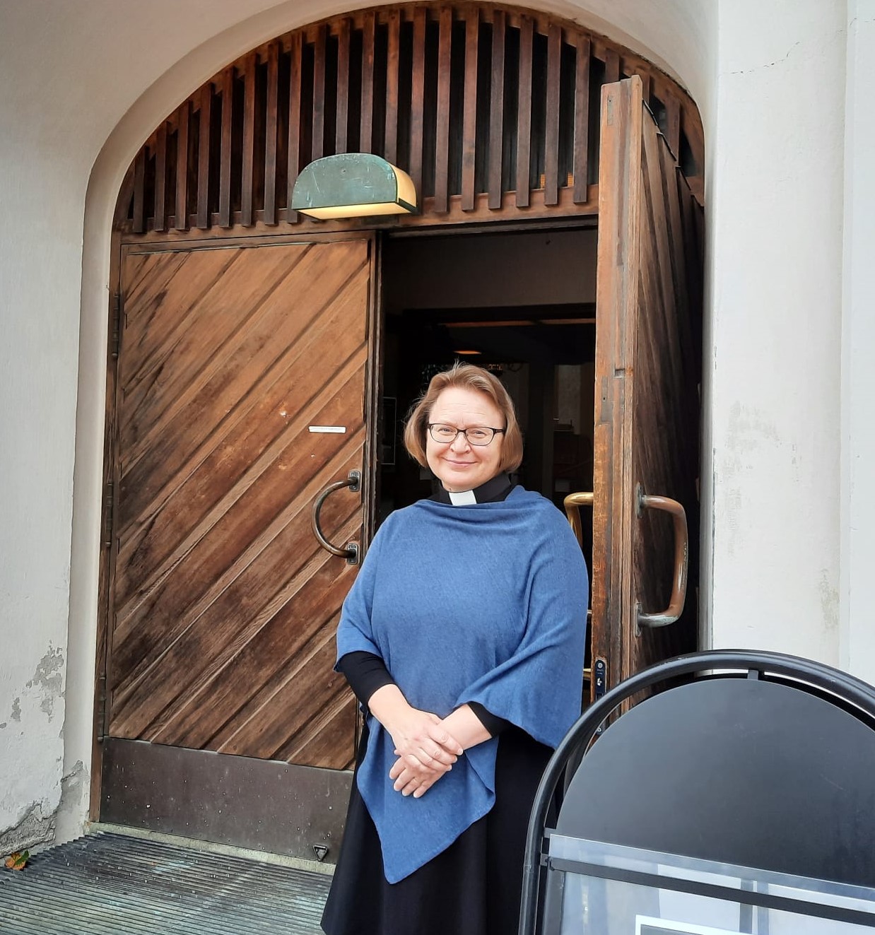 Anna-Maija Kuutti-Manninen Kirkkonummen kirkon ovella.