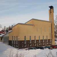 Keltatiilinen kirkko talvisessa maisemassa.