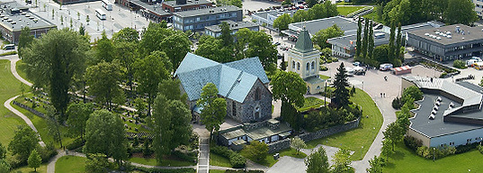 Ilmakuva Kirkkonummen Pyhän Mikaelin kirkosta.