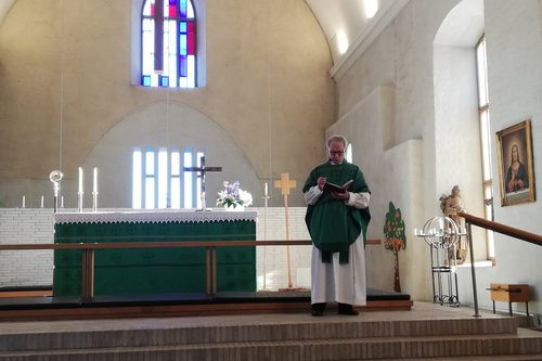 Kirkkoherra Hannu Suni saarnaa Kirkkonummen kirkossa.