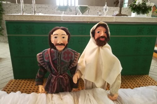 Jeesus ja sokea mies nuket alttarin edessä
