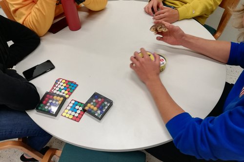 Nuoret pelaavat lautapelejä Bäng-tapahtumassa.