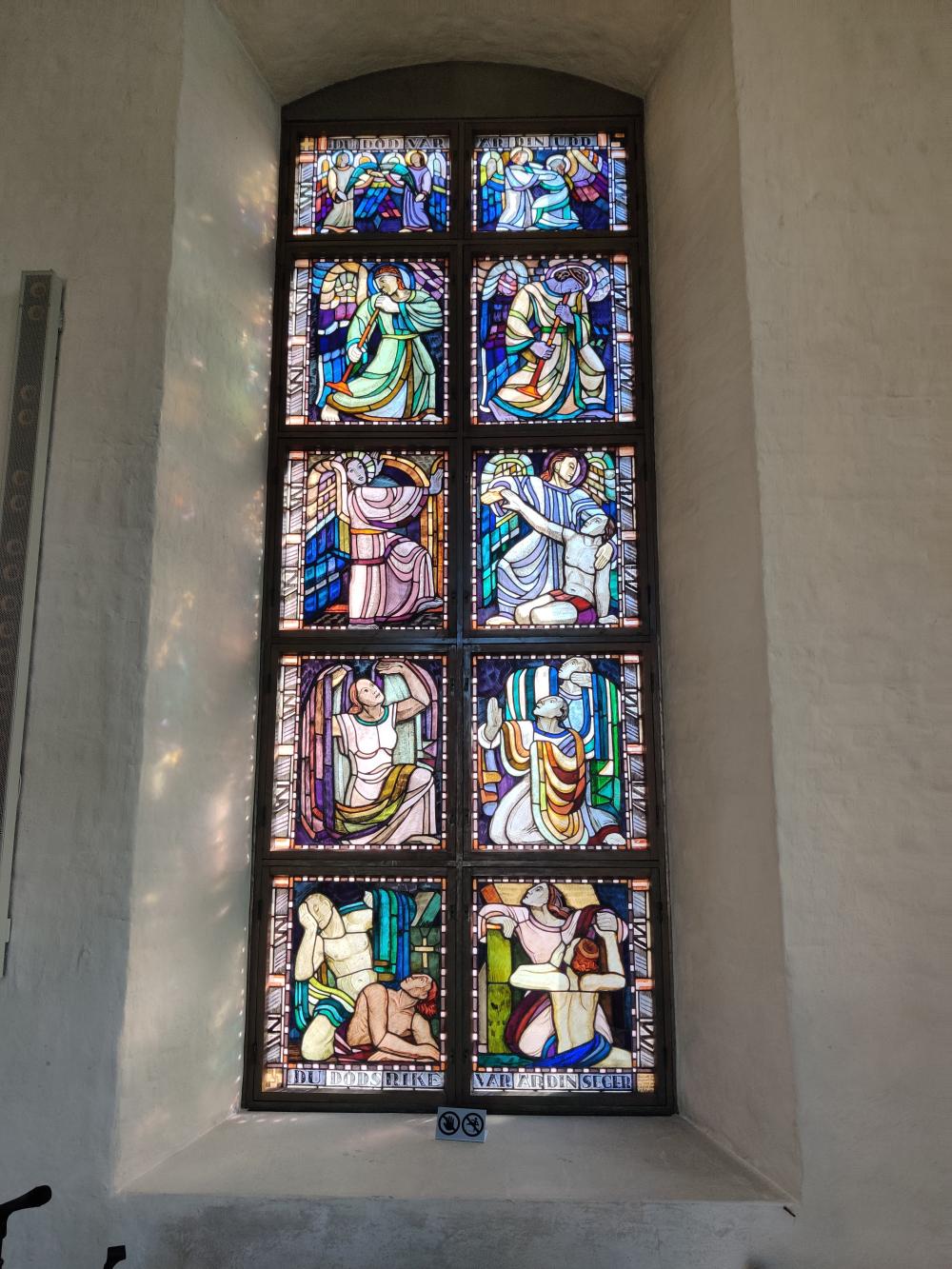 Kuvassa on Kirkkonummen Pyhän Mikaelin kirkon Ylistyksen ikkuna.