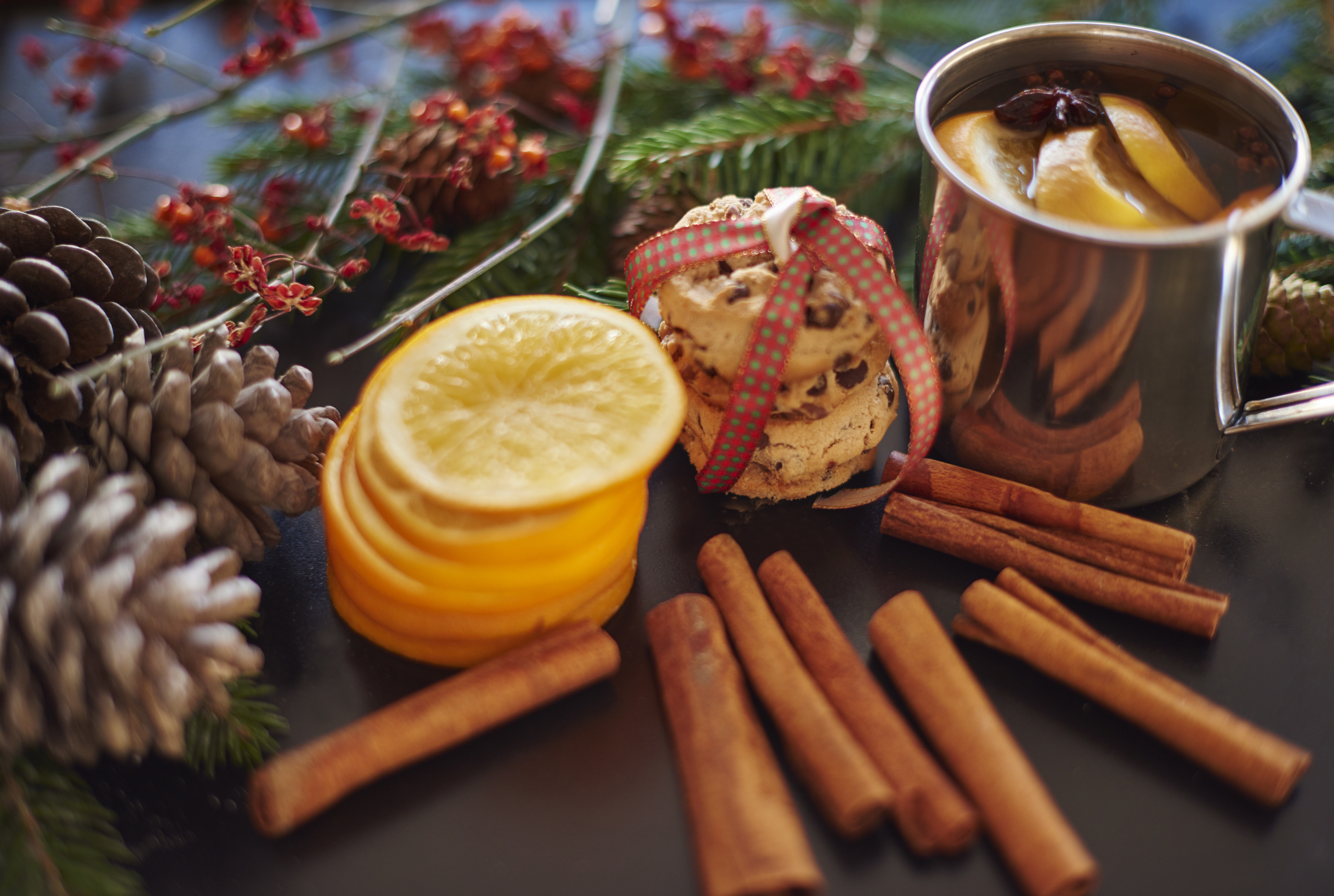 Appelsiiniviipaleita, kanelitankoja, käpyjä, havuja ja kuumaa juomaa - joulun tuoksuja.