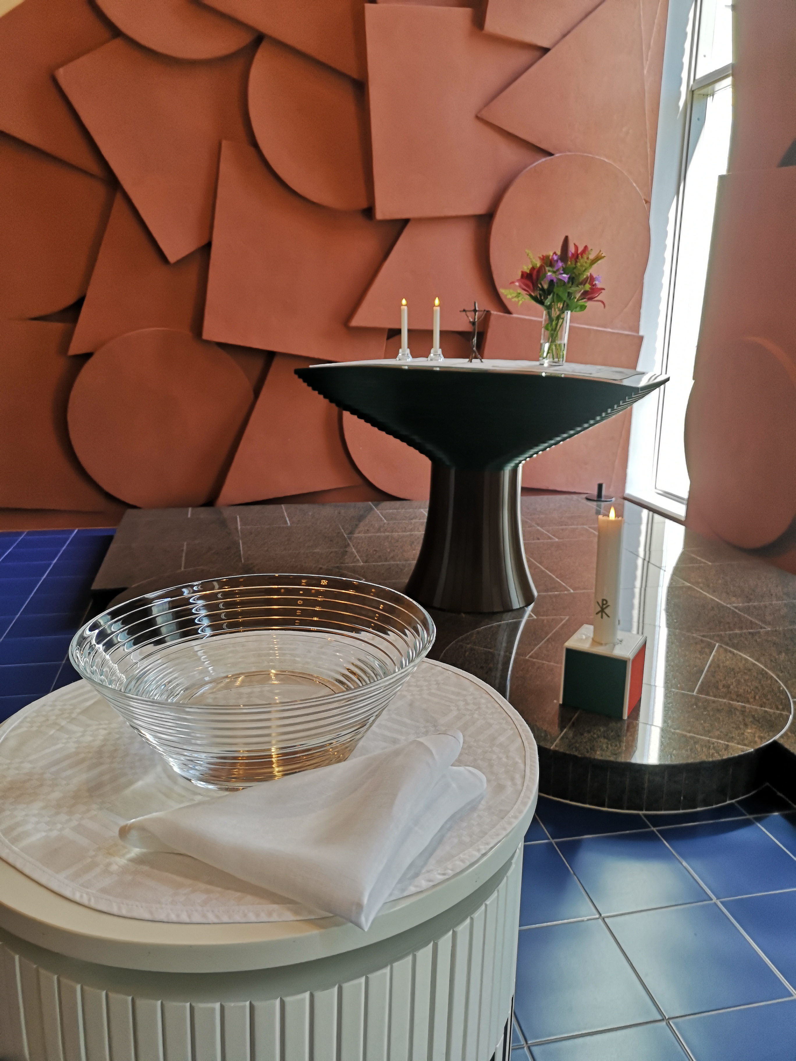 Masalan kirkon alttari sekä kastepöytä.