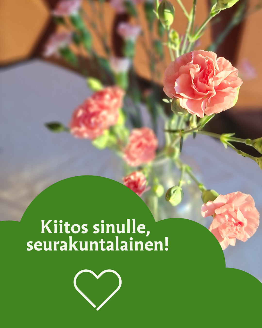 Neilikoita ja teksti 