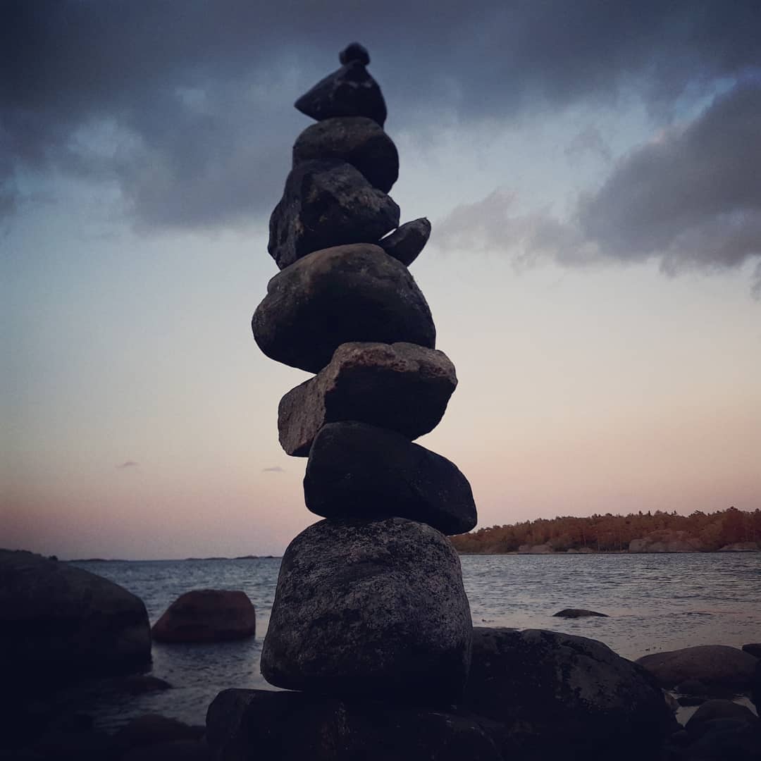 Raskaita kiviä päällekkäin, tumma taivas taustalla.